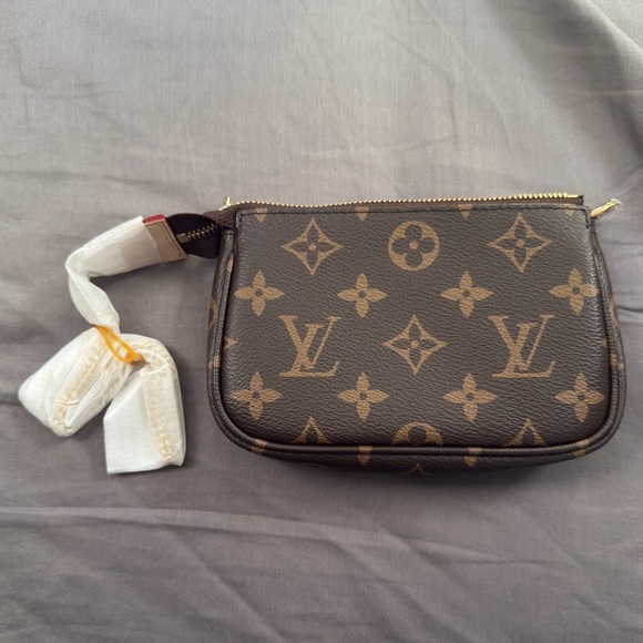 Louis Vuitton Monogram Mini Pochette - Picture 2 of 9